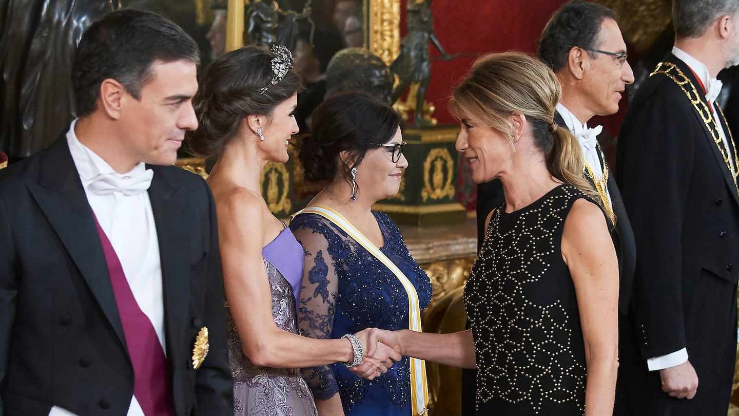 Begoña saludando a la Reina. (Limited Pictures)