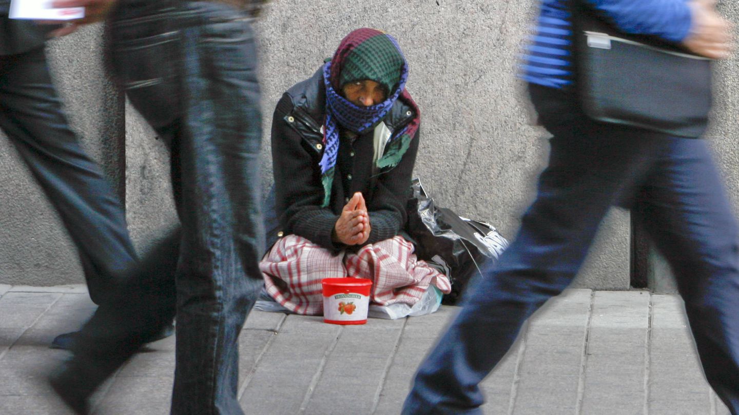 Una mujer sin techo mendiga en el centro de Helsinki, en julio de 2008. (Reuters)