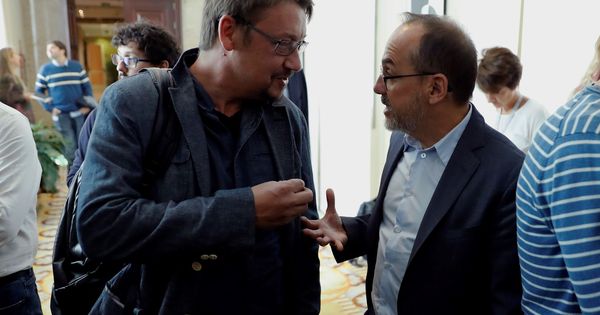 Foto: El portavoz del PDeCAT en el Congreso, Carles Campuzano (d), conversa con el portavoz de En Comù Podem, Xavier Domènech. (EFE)