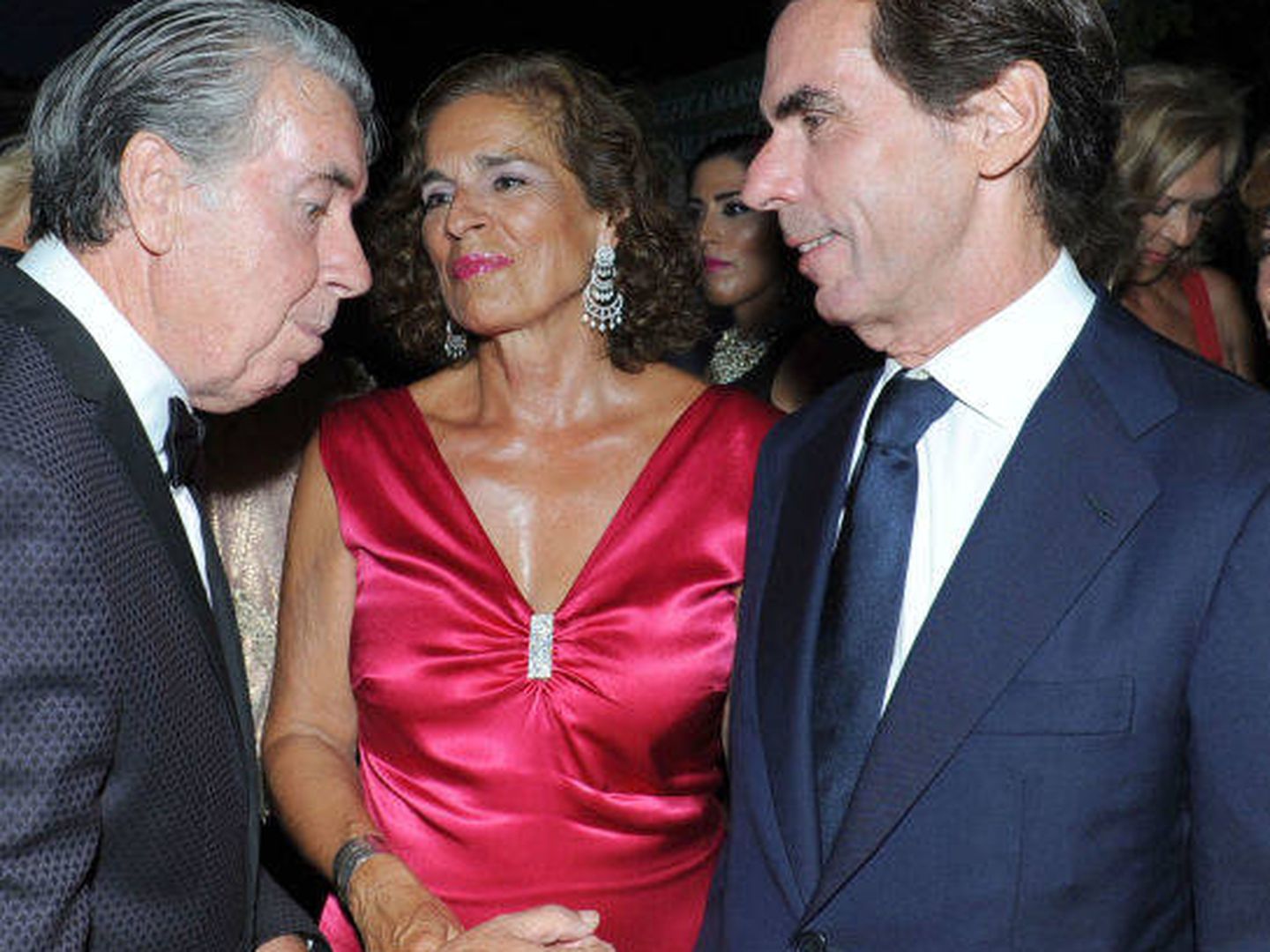 Aznar con Manolo Santana y Ana Botella en la gala de la AECC. (Gtres)