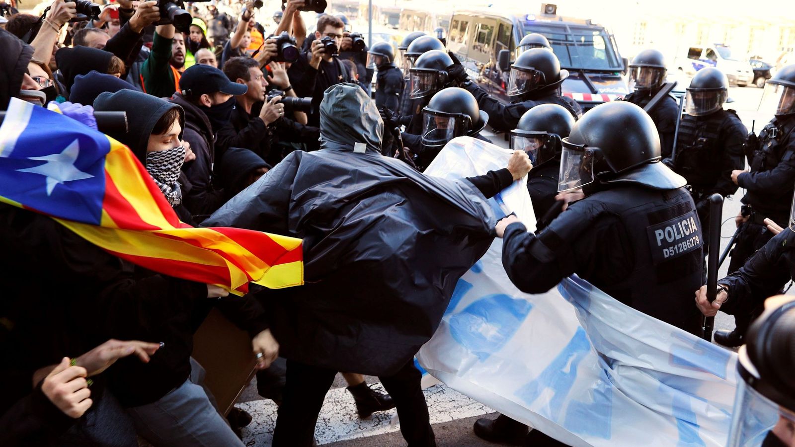 Foto: Enfrentamiento entre los CDR y los Mossos en Barcelona. (EFE)