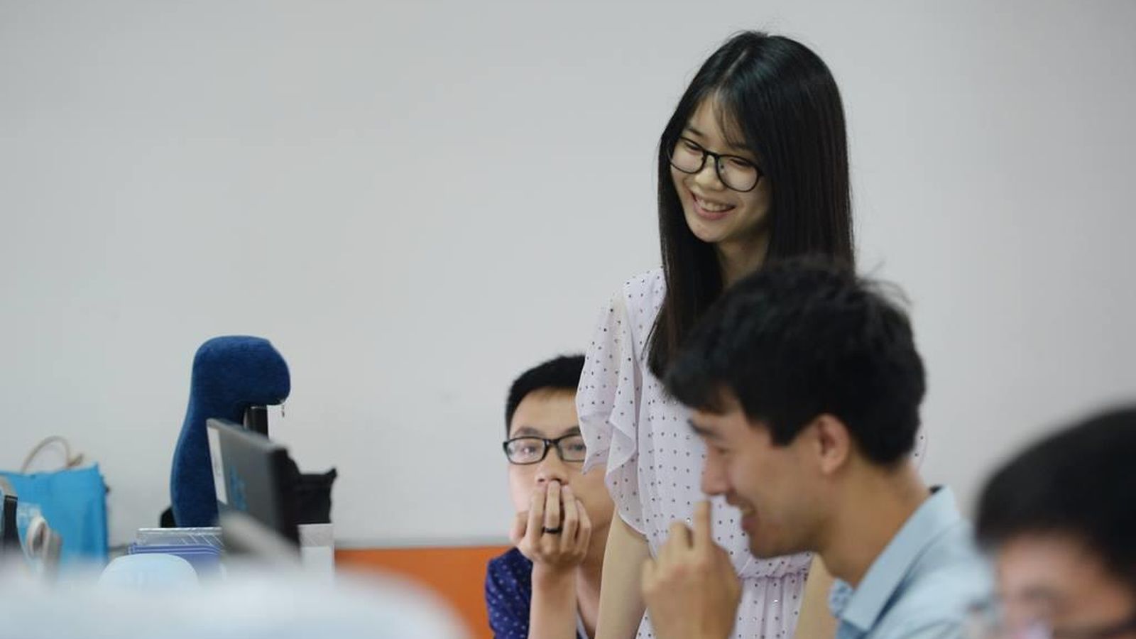 Foto: Conocidas como 'cheerleaders de la programación' las empresas chinas las contratan para que mantengan contentos a los trabajadores varones. (Facebook Trending in China)