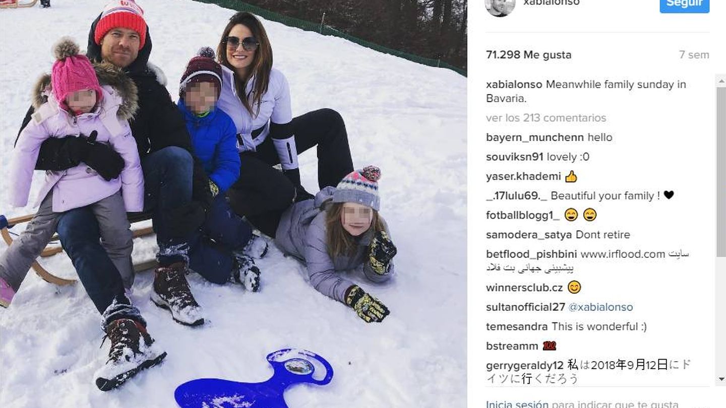 Xabier Alonso, su mujer Nagore Aramburu y sus tres hijos (Instagram)