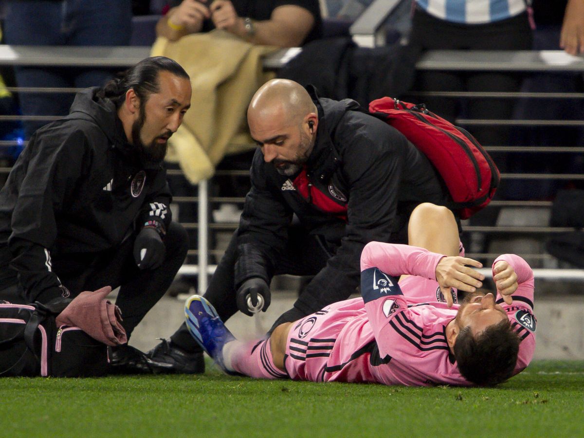 Foto: Messi es atendido por los médicos. (Steve Roberts/USA TODAY Sports)