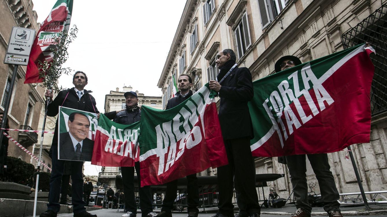 Foto: Un grupo de simpatizantes de Silvio Berlusconi protagoniza una manifestación en su apoyo en Roma. (EFE) 