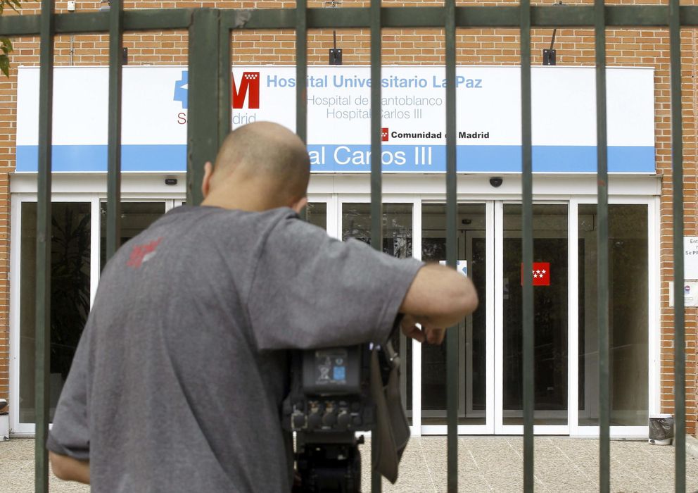 Foto: Un cámara graba esta tarde la entrada del Hospital Carlos III de Madrid (Efe)