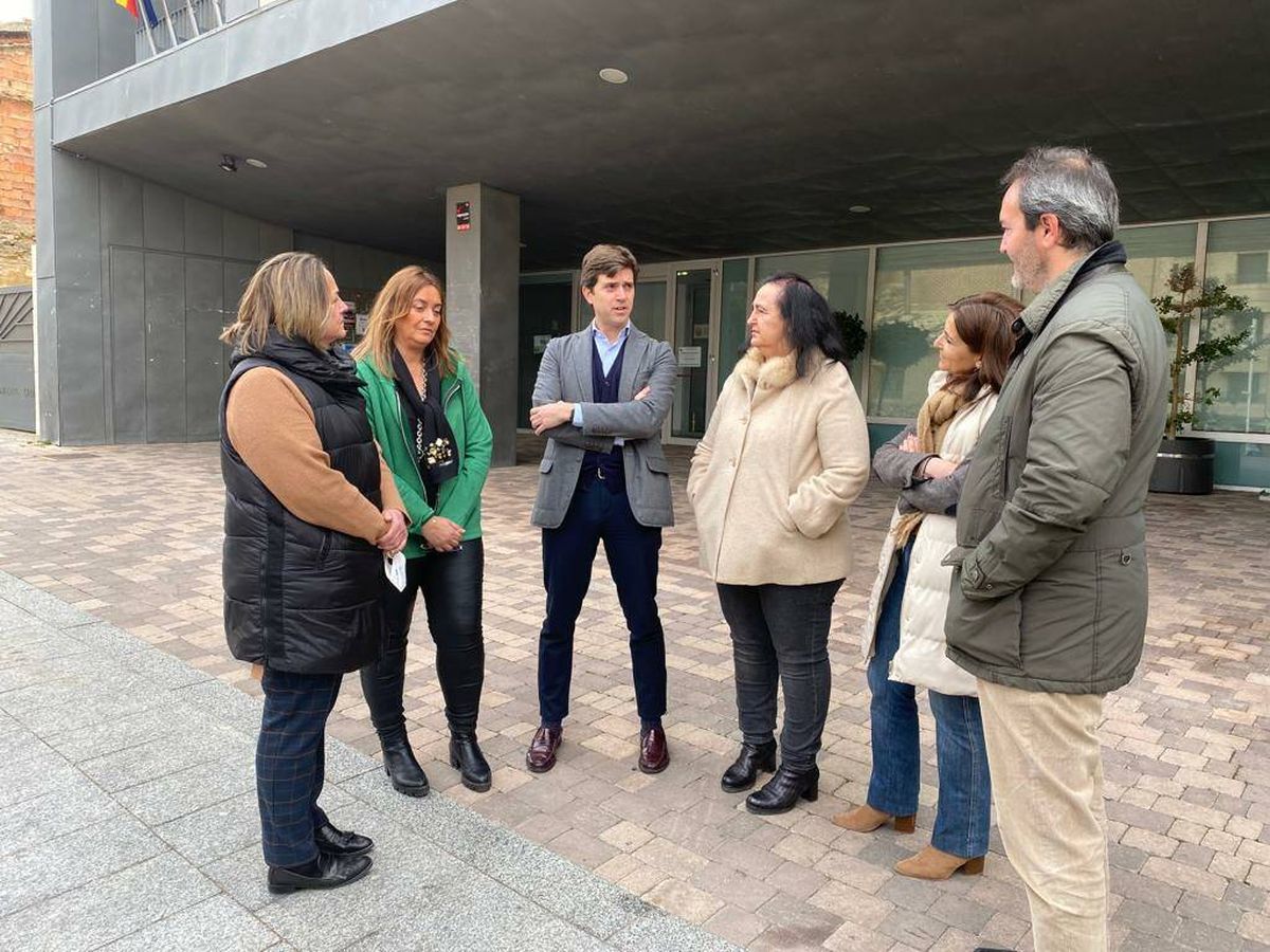 Foto: María Ángeles Campillo (3d), junto a representantes del PP de Zaragoza. (Cedida)