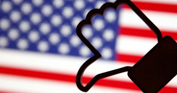 Foto: Un 'like' de Facebook impreso sobre una bandera estadounidense (Dado Ruvic / Reuters)