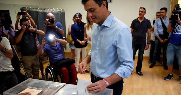 Foto: Pedro Sánchez vota en las elecciones de 2016. (Reuters)