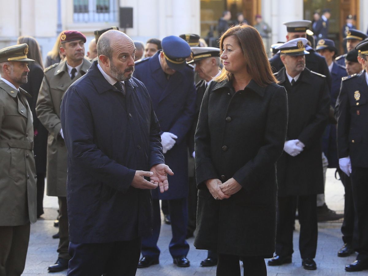 Foto: Francina Armengol, con Pedro Rollán a las puertas del Senado (EFE / Fernando Alvarado)