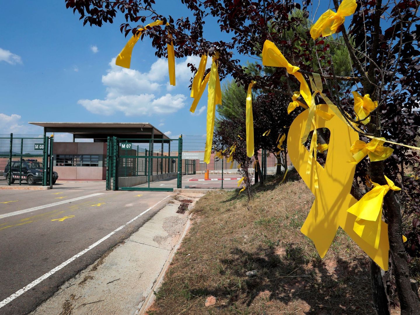 Accesos al centro penitenciario de Lledoners con lazos amarillos a la entrada de la prisión. (EFE) 