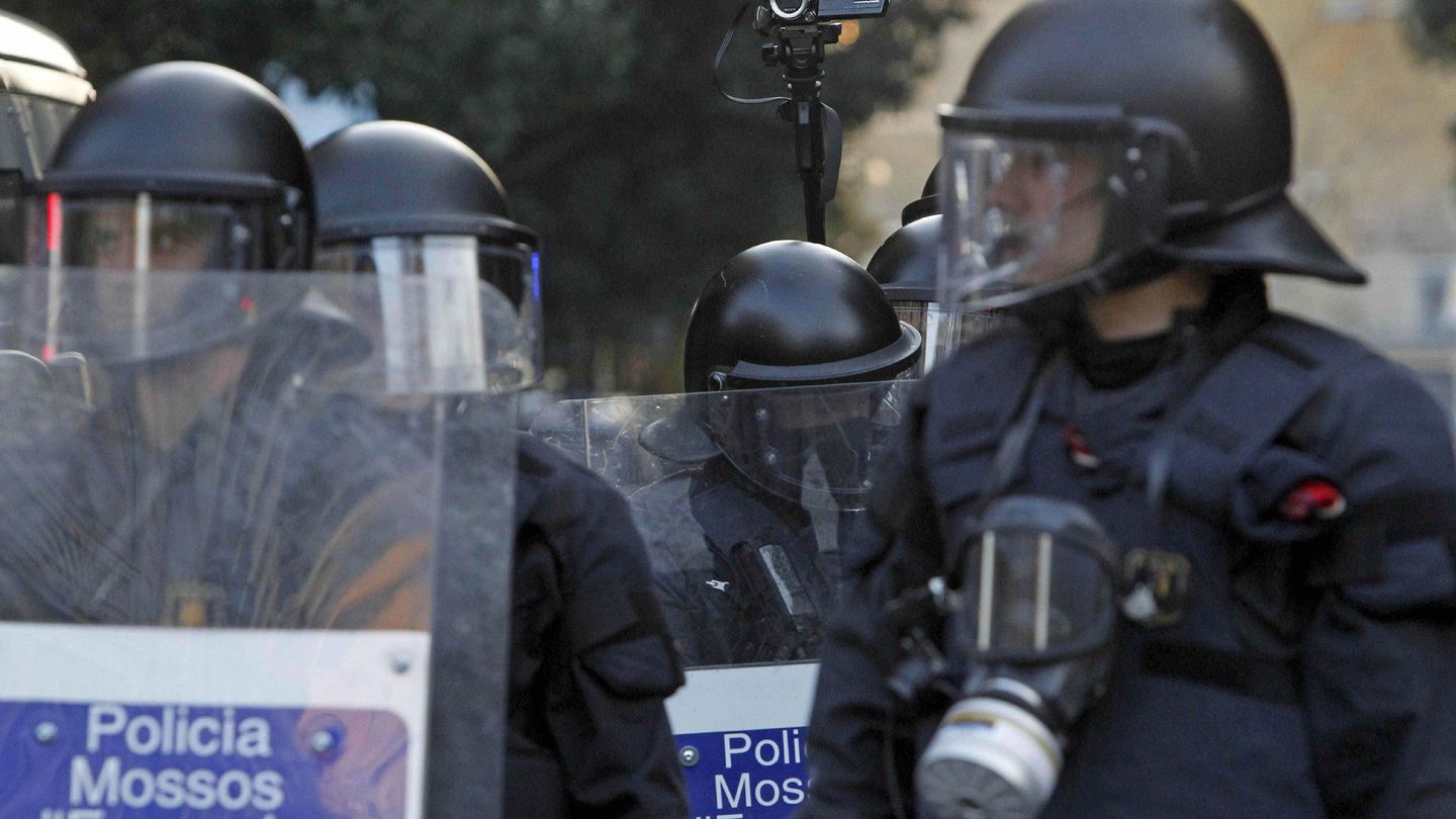 Una cámara de los Mossos d'Esquadra en una protesta. (EFE)