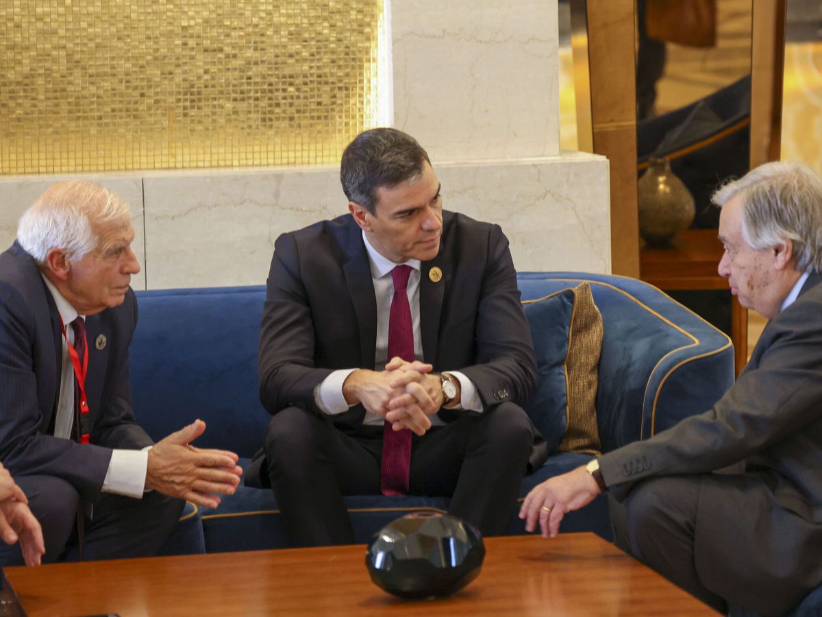 Foto: Borrell, Sánchez y Guterres, en una reunión previa a la cumbre de El Cairo. (EFE/Moncloa/Borja Puig de la Bellacasa)