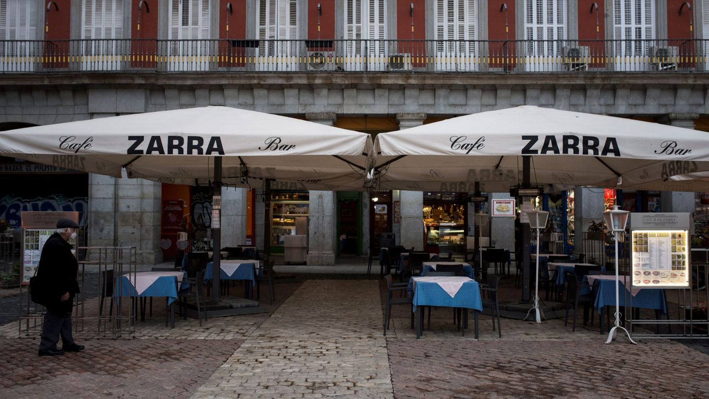 Una terraza vacía, en la plaza Mayor de Madrid. Sin turistas ni apenas madrileños. (EFE)