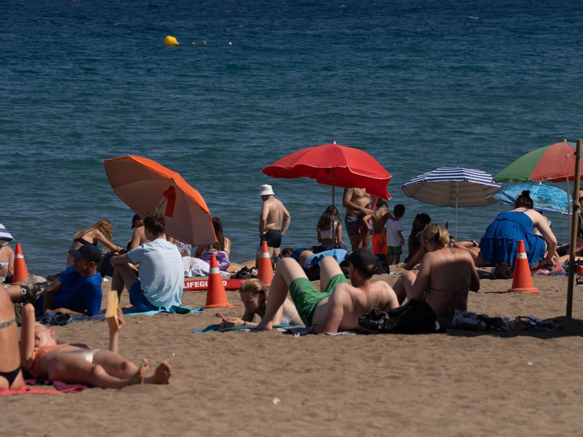 Foto: El sencillo truco para mantener tu sombrilla fija en la playa y que no se mueva nada. (David Zorrakino / Europa Press)