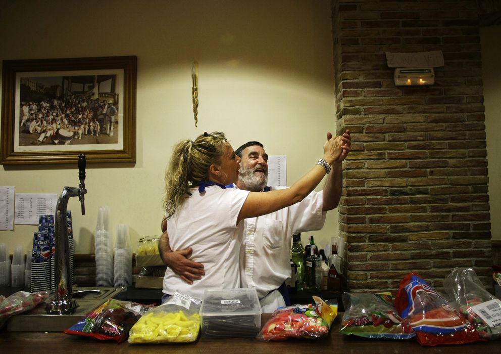 Foto: Dos camareros bailan durante la festividad de San Fermín, en Pamplona. (Susana Vera/Reuters)