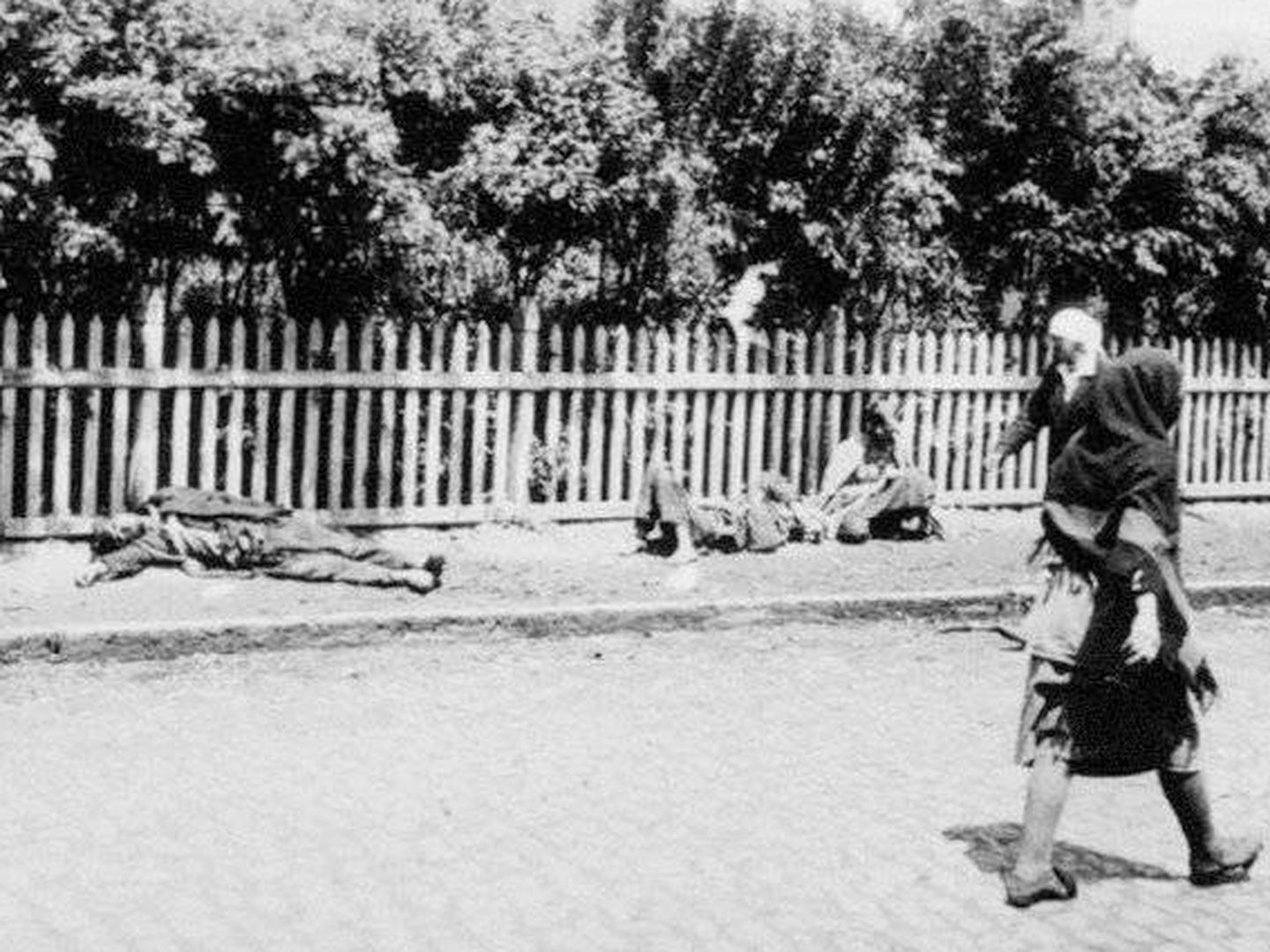 Cádaveres en las calles de Járkiv. (Wienerberger / Debate)