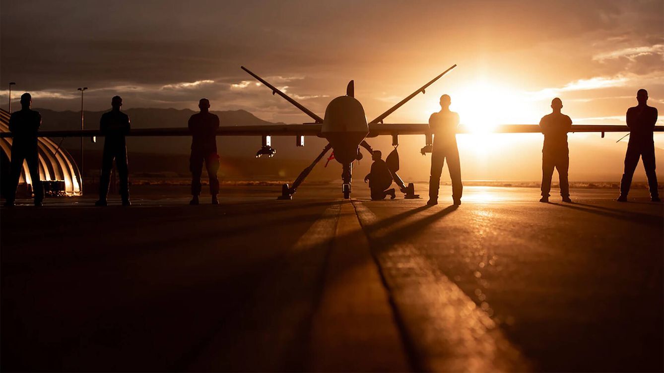 Foto: El MQ-9 Reaper con su tripulación. (USAF)