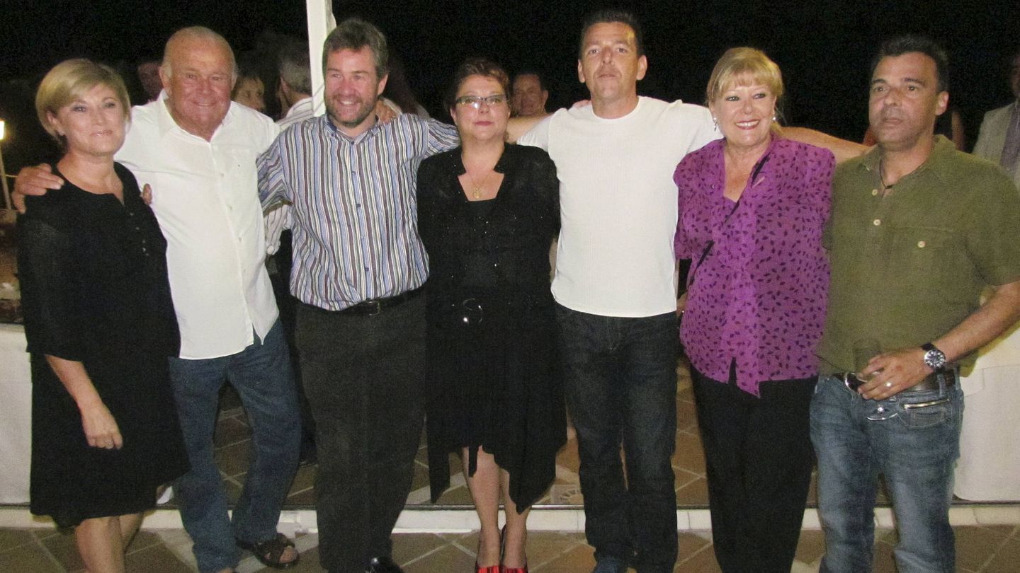 Pilar Torres (izda) junto a otros compañeros de la serie en una celebración por el 30 aniversario de la serie.(EFE)