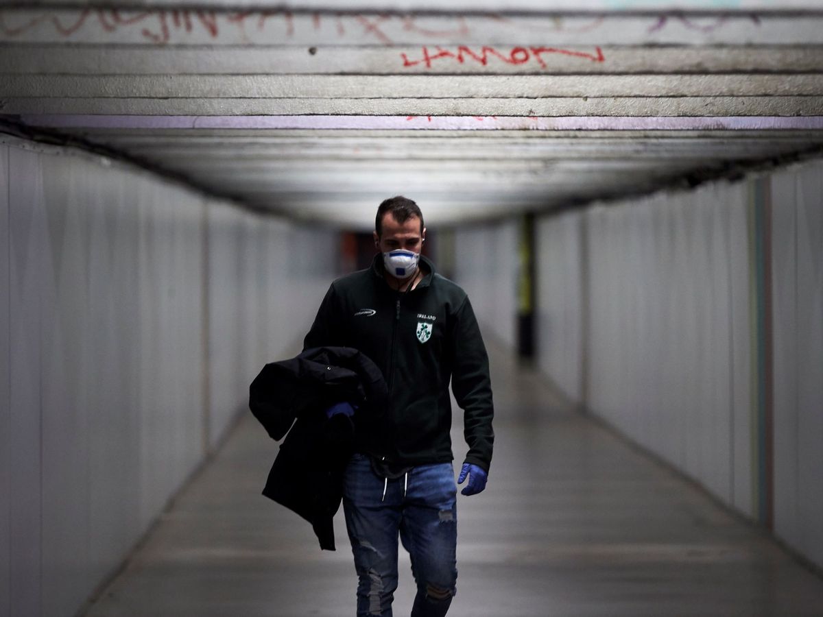 Foto: Un pasajero camina por la zona de trasbordo de la estación de metro de Paseo de Gracia. (EFE)
