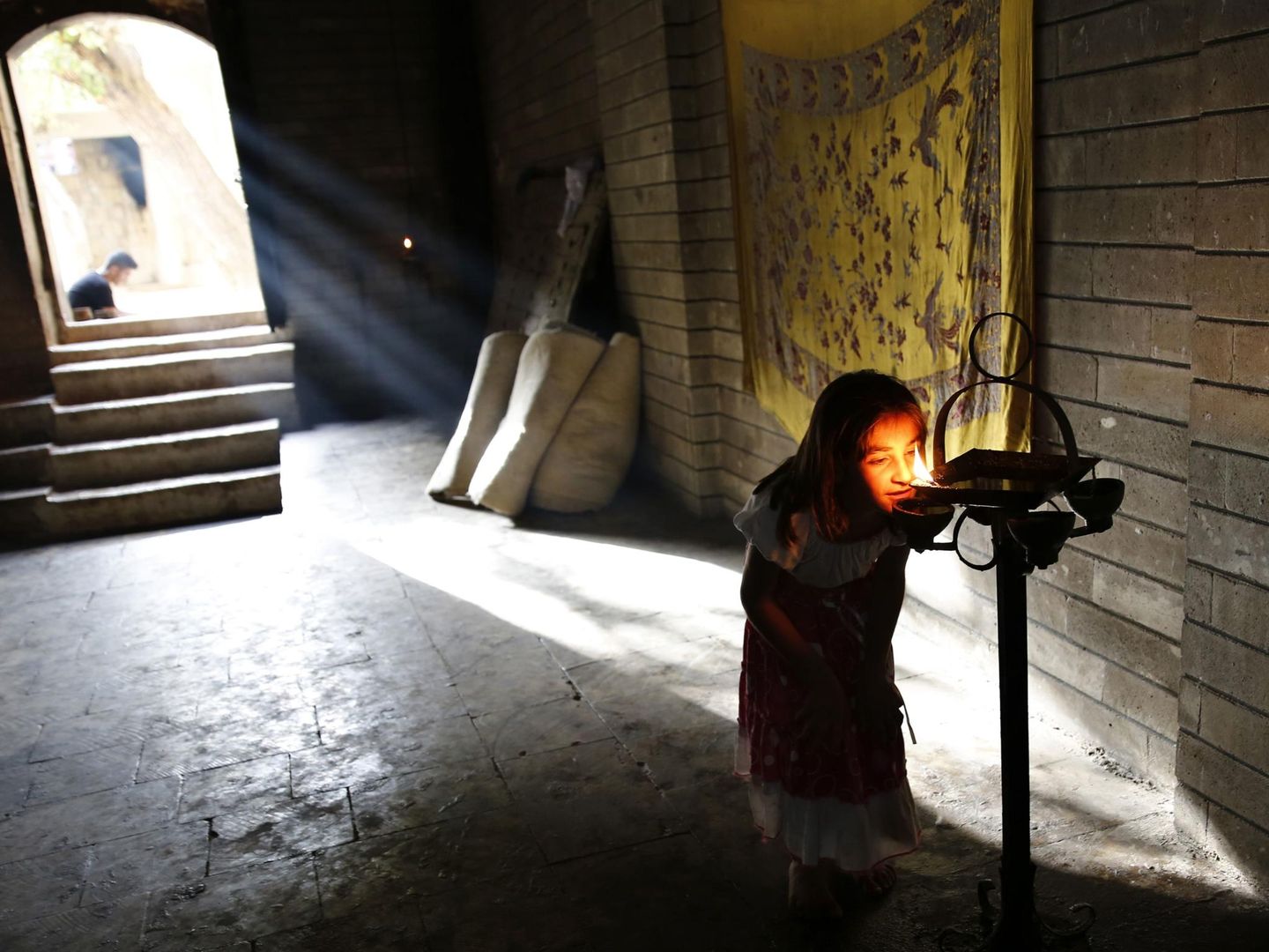 Una niña yazidí, desplazada por la violencia yihadista, reza en el templo de Lalish (Reuters). 