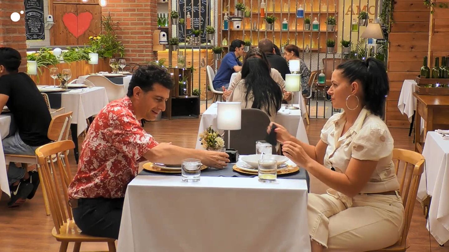Cena entre Diego y Anna en 'First Dates'. (Mediaset)