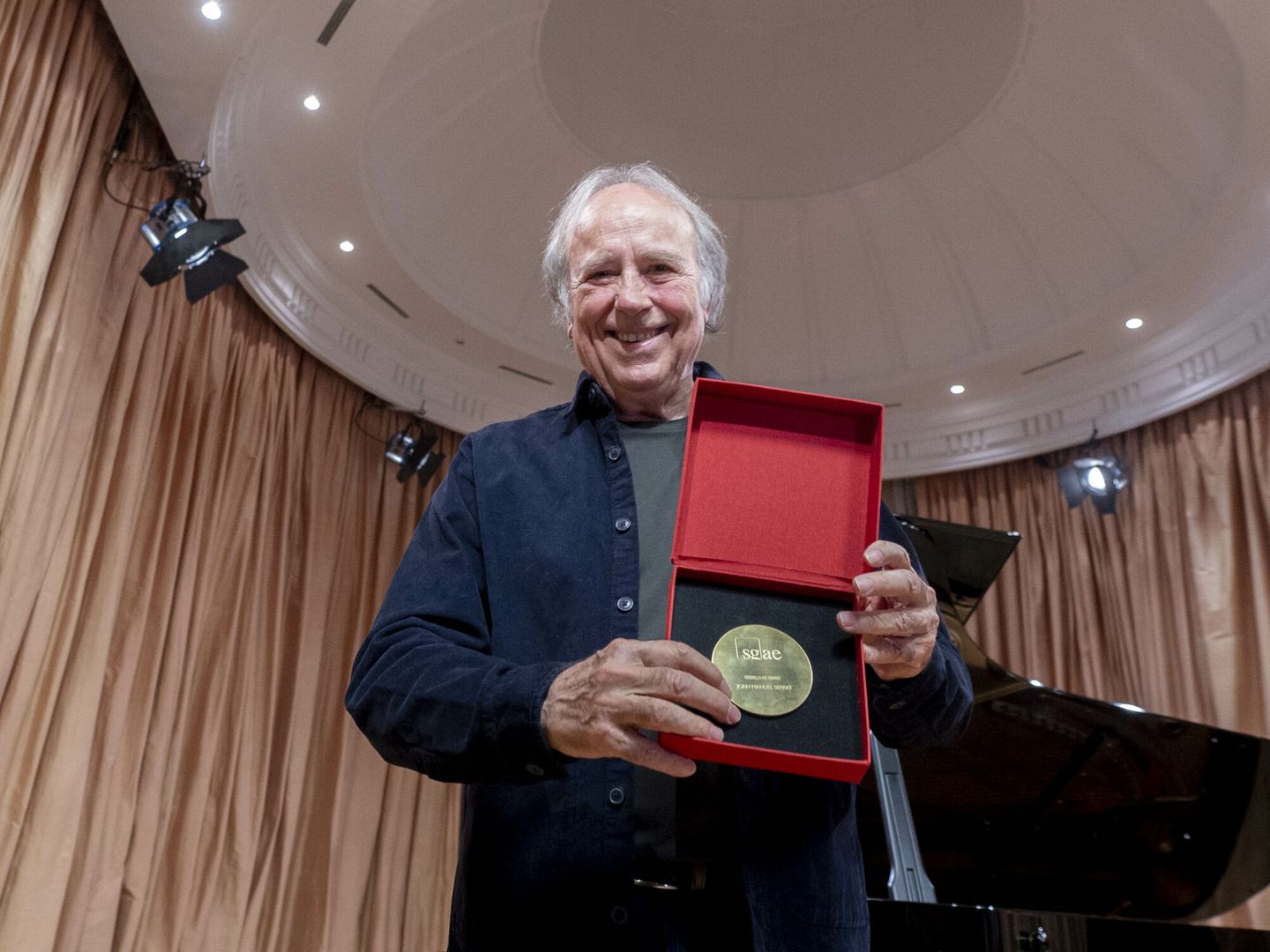 Joan Manuel Serrat recibe la Medalla de Honor de la SGAE (EuropaPress/Alberto Ortega)