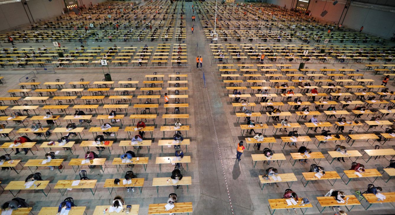 Opositores durante un examen de oferta pública de empleo. (EFE)