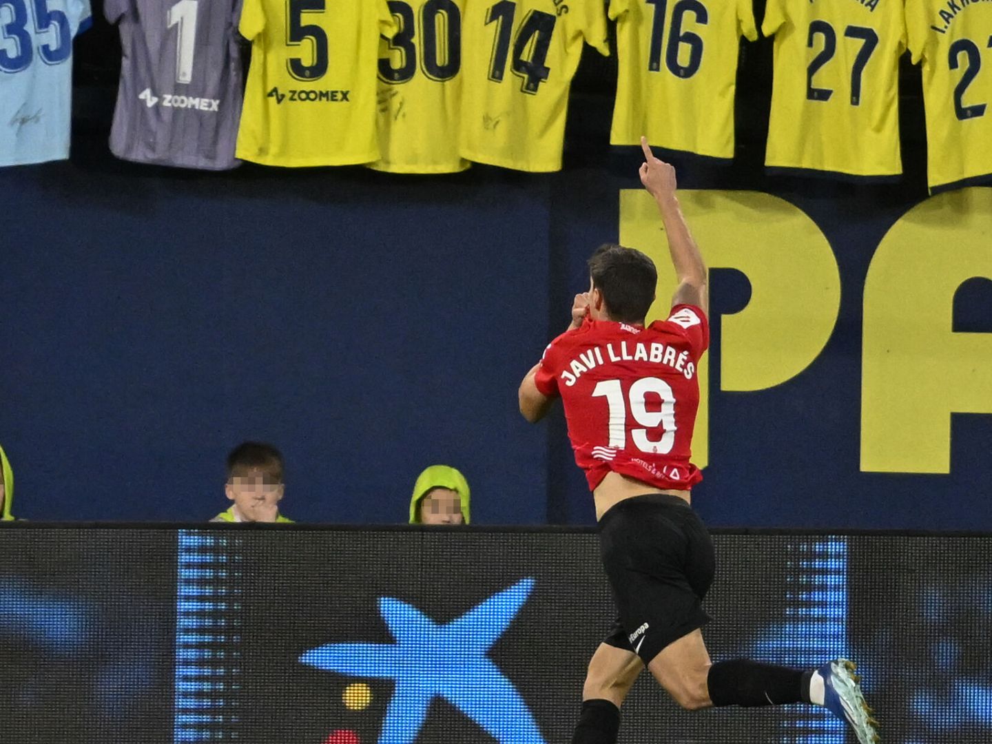 El delantero Javi Llabrés celebra el empate contra el Villarreal (EFE/Andreu Esteban).