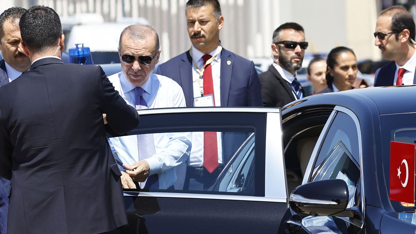 El presidente de Turquía, Recep Tayyip Erdogan, a su llegada a la Base Aérea de Torrejón de Ardoz. (EFE/Sergio Pérez)