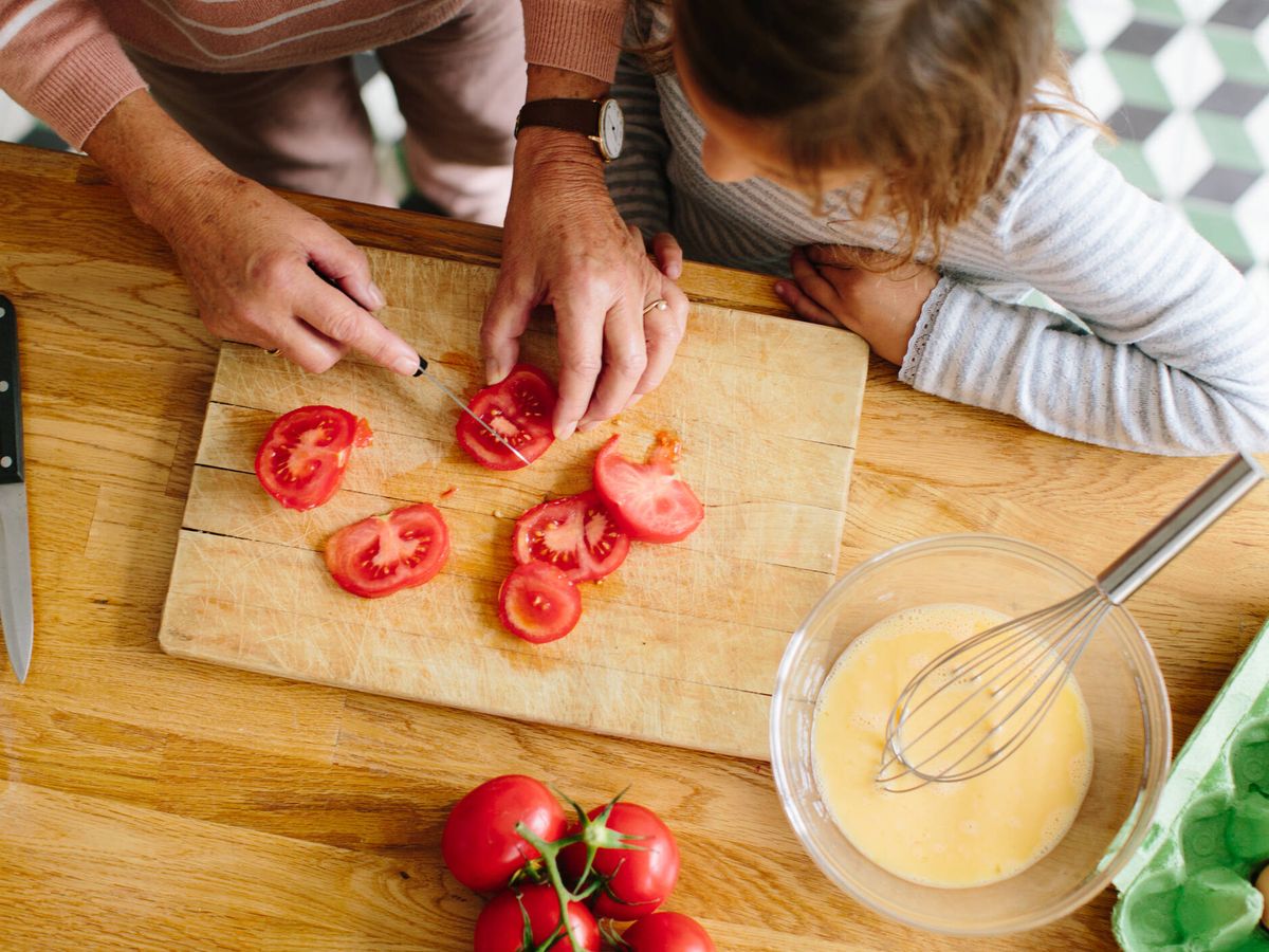 Foto: El ingenioso truco de una cocinera para pelar los tomates rápido y sin manchas (iStock)