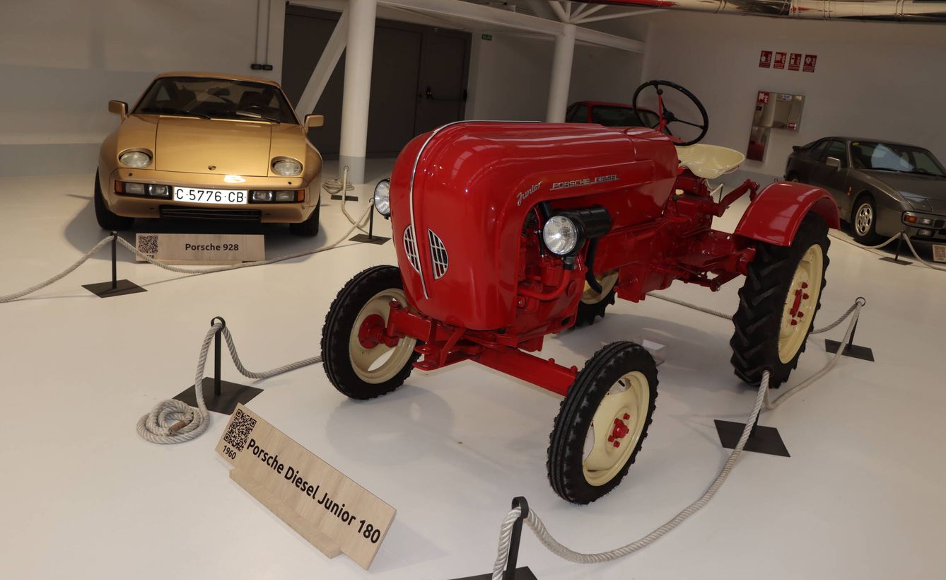 Tractor Porsche en el Museo MAHI de automoción e historia de Arteixo (La Coruña)