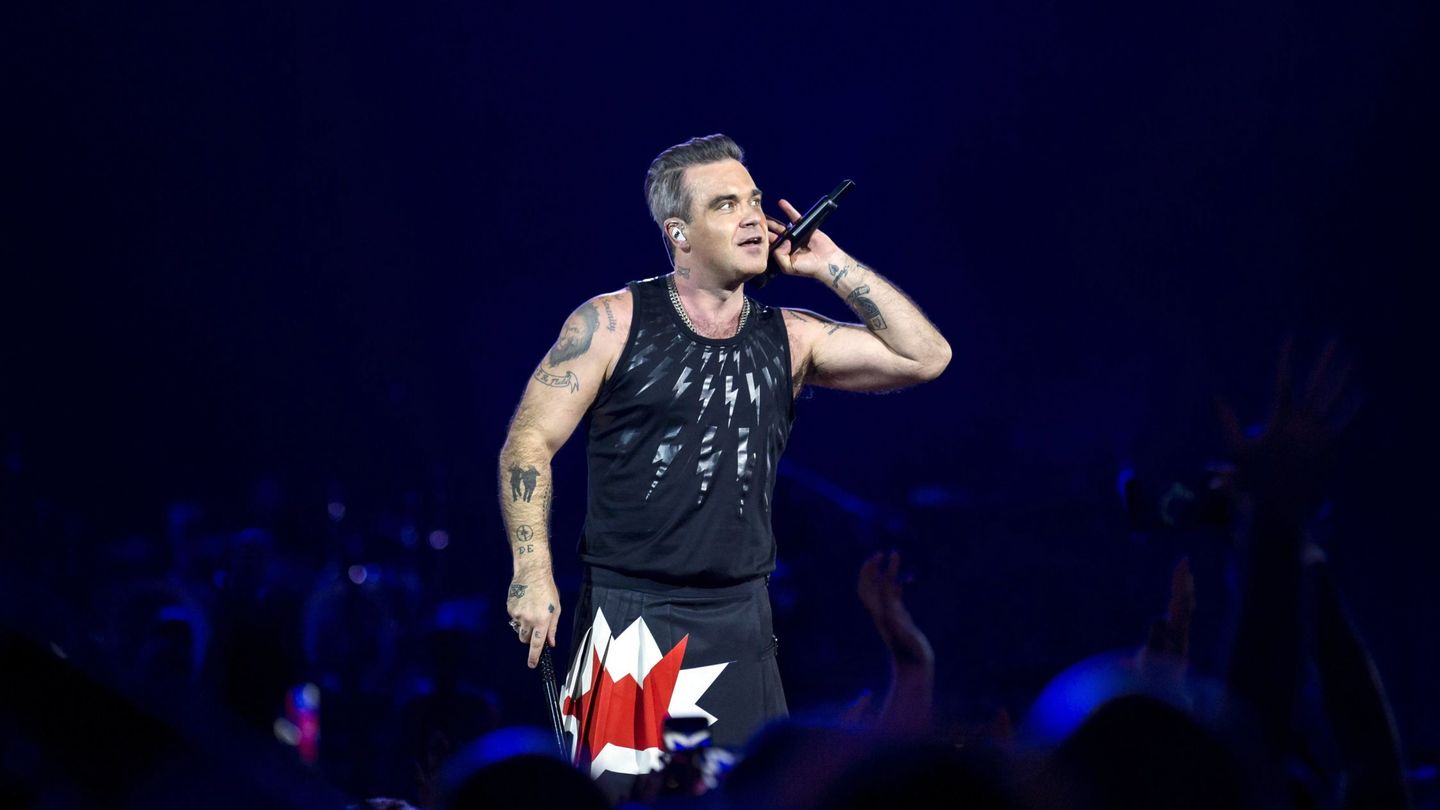 El cantante británico Robbie Williams se presenta durante un concierto en agosto de 2017, en el estadio Groupama Arena en Budapest | EFE