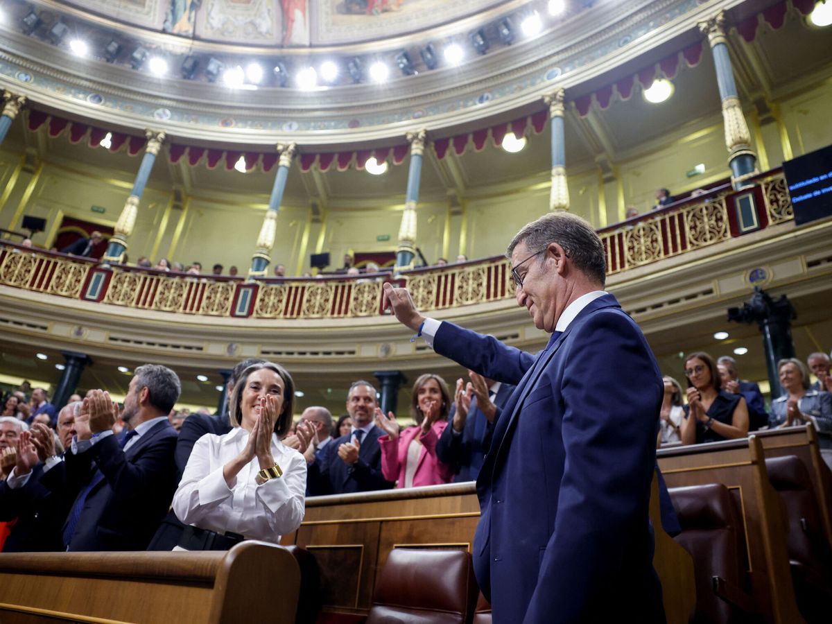 Foto: La bancada del Partido Popular aplaude a Alberto Núñez Feijóo esta mañana en el Congreso. (Reuters/Juan Medina)