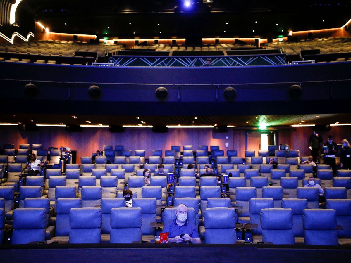 Foto: La vuelta al cine en el Odeon Luxe de Leicester Square en Londres. (Reuters)