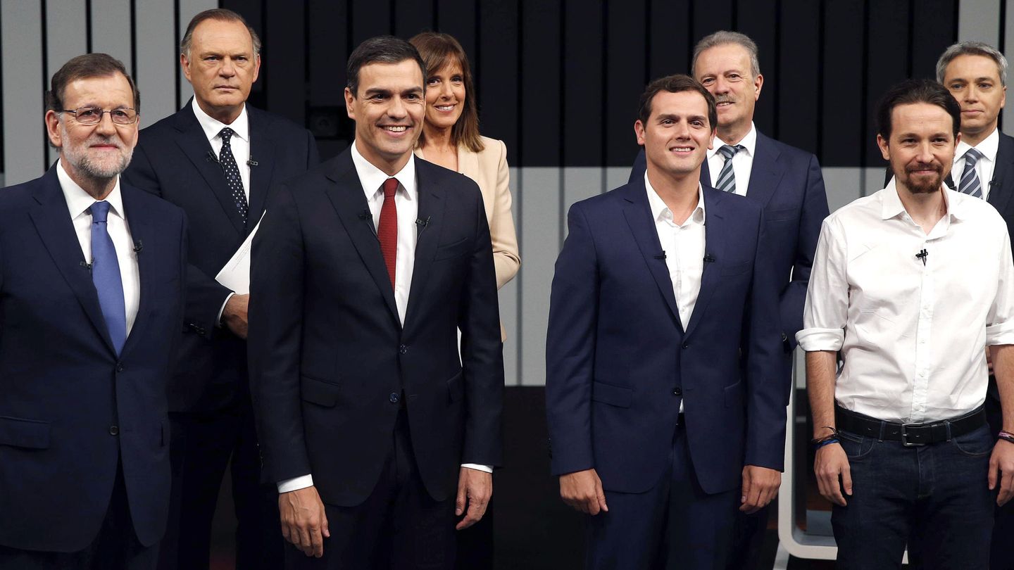 Rajoy, Sánchez, Rivera, Iglesias (d), (2ª fila) Manuel Campo Vidal (2d), Pedro Piqueras, Ana Blanco y Vicente Vallés en el debate de junio de 2016. (EFE)