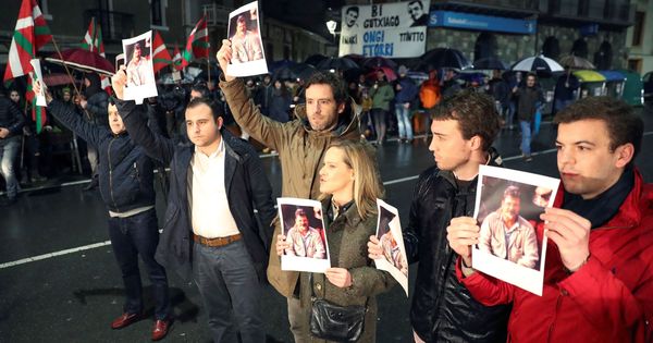 Foto: Dirigentes del PP vasco realizan una protesta durante el recibimiento a los etarras Ignacio Otaño e Iñaki Igerategi este domingo en Andoain. (EFE)
