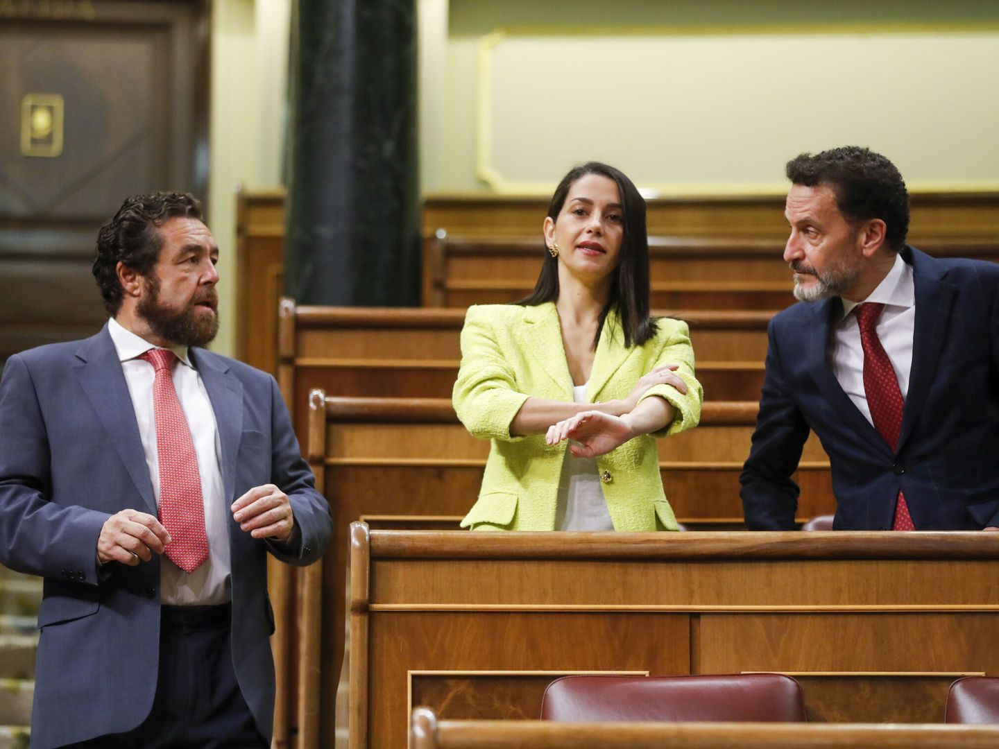 Inés Arrimadas, junto a Edmundo Bal y el diputado Miguel Ángel Gutiérrez en el Congreso de los Diputados. (EFE/ Juan Carlos Hidalgo) 