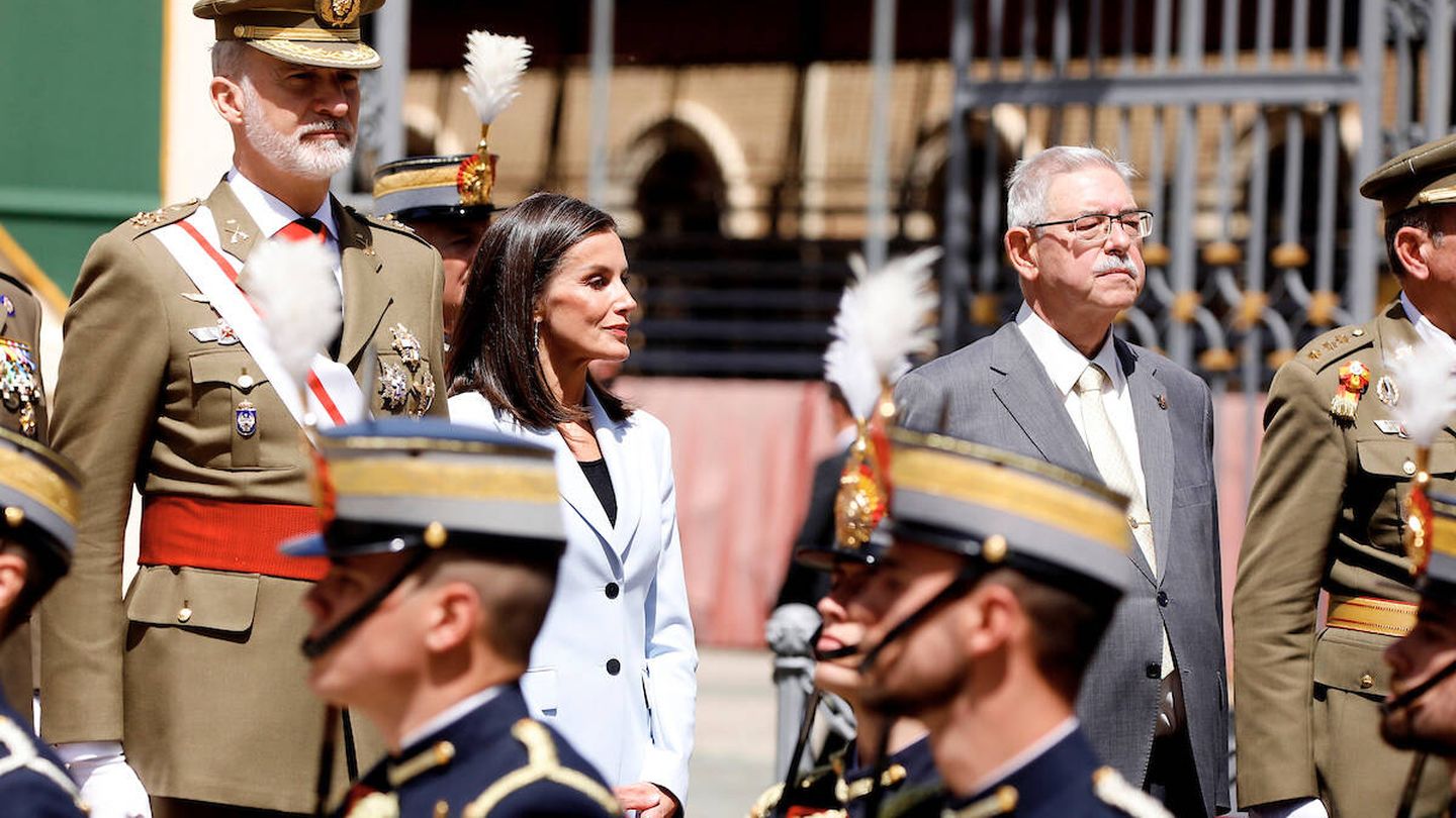 Felipe VI y Letizia, observando a los cadetes. (LP)