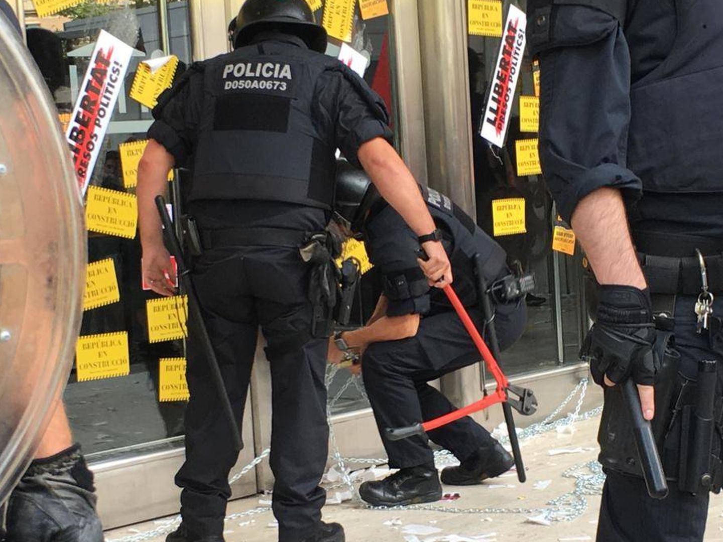La Policía, cortando las cadenas de la Bolsa (Foto: David Brunat)