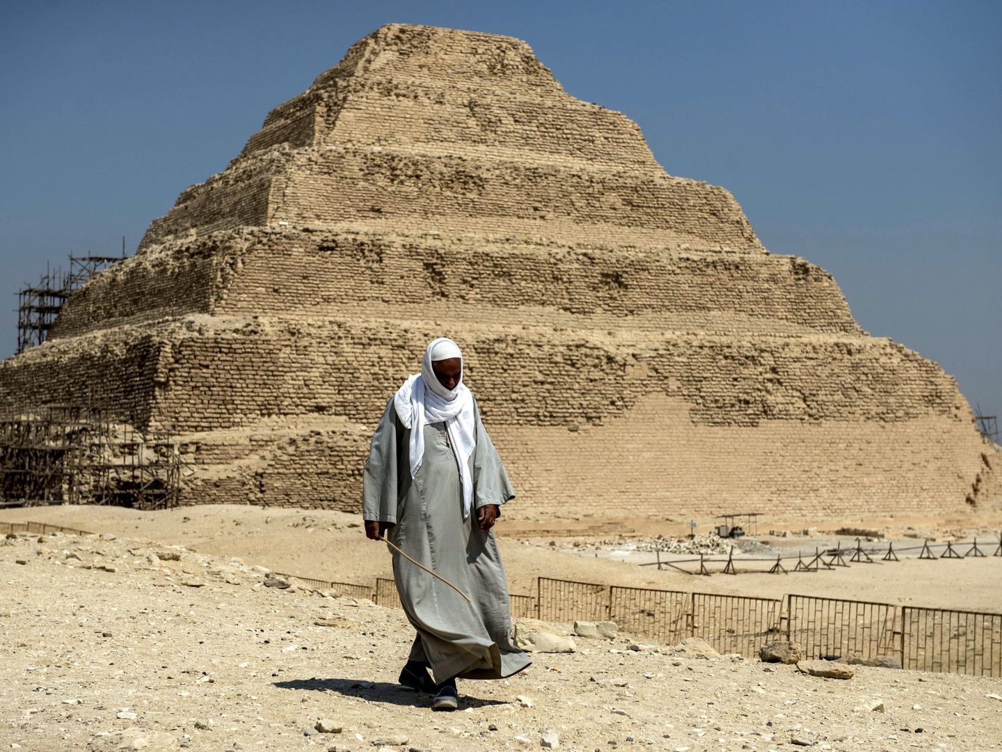 Un egipcio pasa caminando por delante de la pirámide escalonada de Zoser.  EFE / MOHAMED HOSSAM
