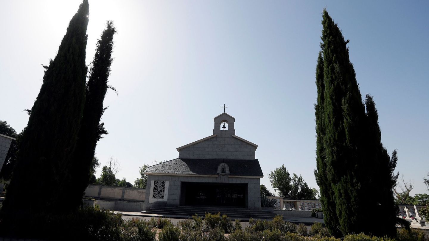 Vista del panteón familiar de los Franco en el cementerio de Mingorrubio en El Pardo, donde se halla la tumba de la mujer del dictador, Carmen Polo, fallecida en 1988. (EFE)