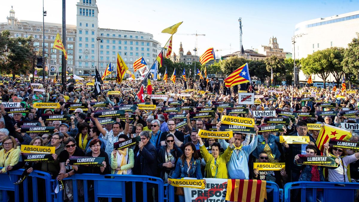 Tibias manifestaciones contra el Tribunal Supremo pese al apoyo de la Generalitat