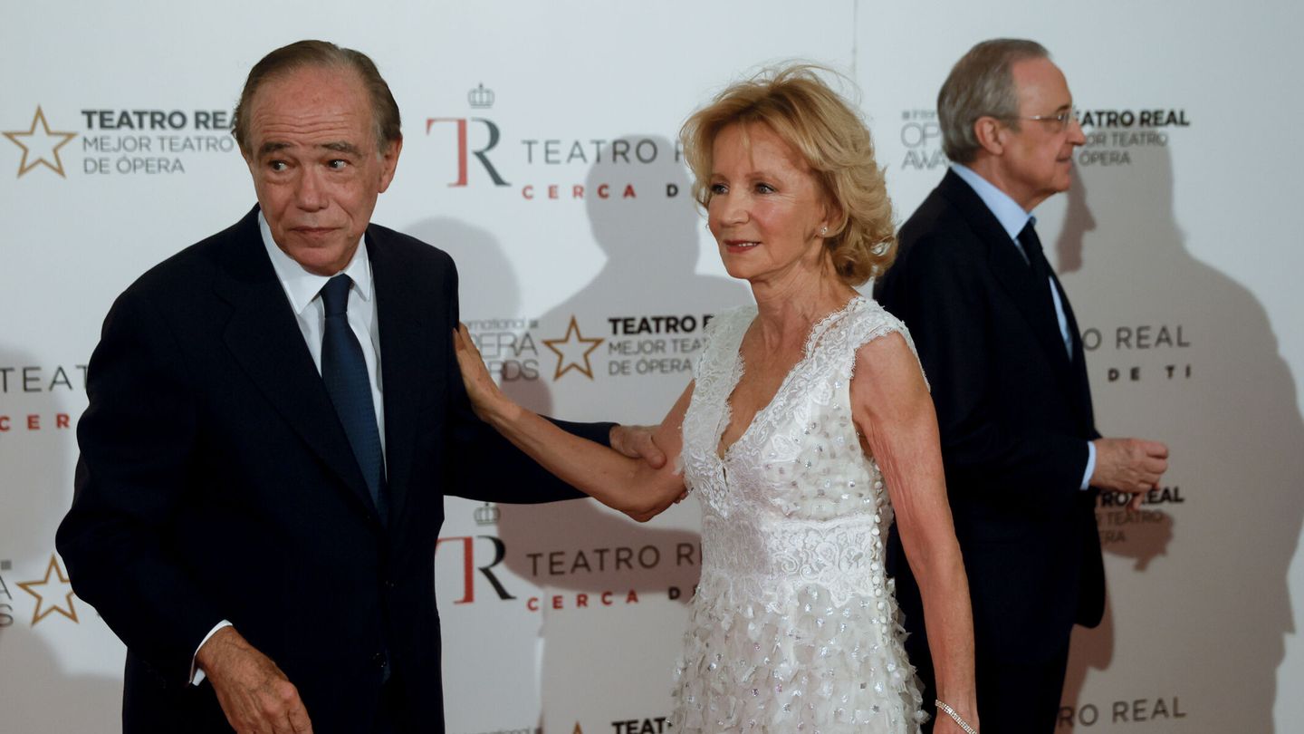La ex vicepresidenta del Gobierno Elena Salgado, junto al presidente del Teatro Real, Gregorio Marañón. (EFE/Juanjo Martín)