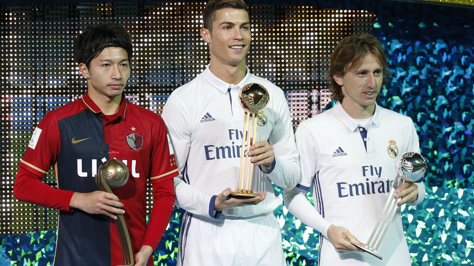 Foto: Shibasaki junto a Cristiano Ronaldo y Modric en la pasada final del Mundial de Clubes.