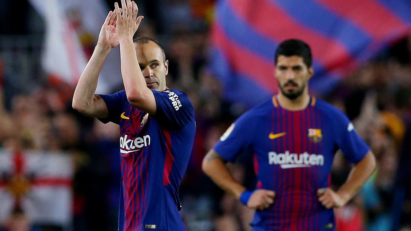 Andrés Iniesta agradece los aplausos del Camp Nou. (Reuters)