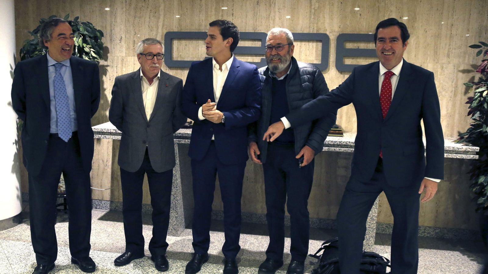 Foto: Los representantes empresariales y sindicales, junto al líder de Ciudadanos, Albert Rivera. (EFE)