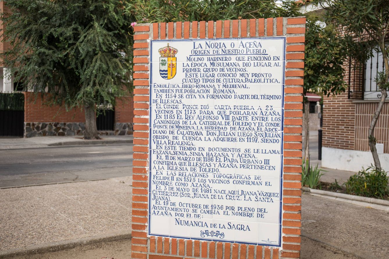 Monumento conmemorativo a la historia de Azaña. (D.B.)