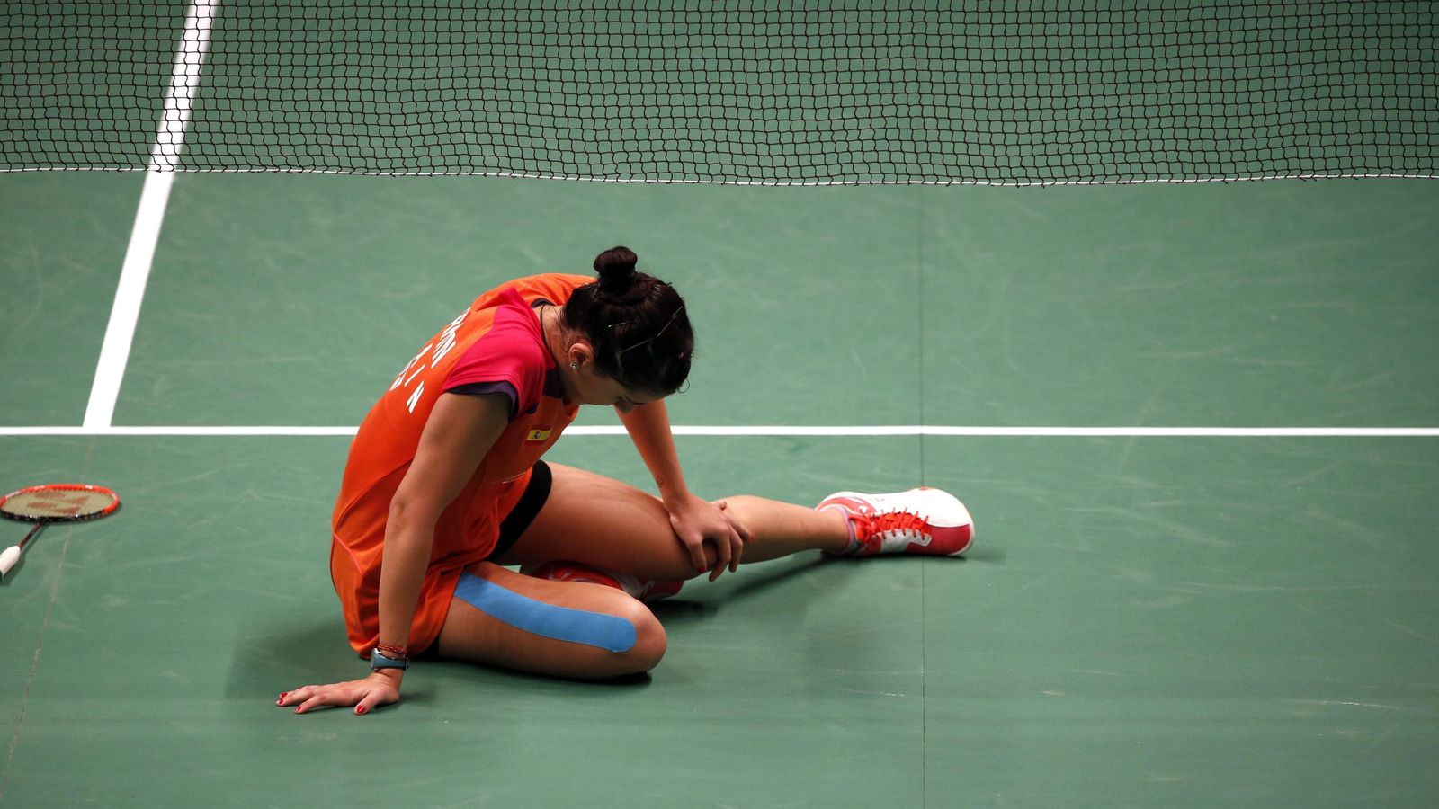 Foto: Momento en el que Carolina Marín se hace daño en uno de sus pies.