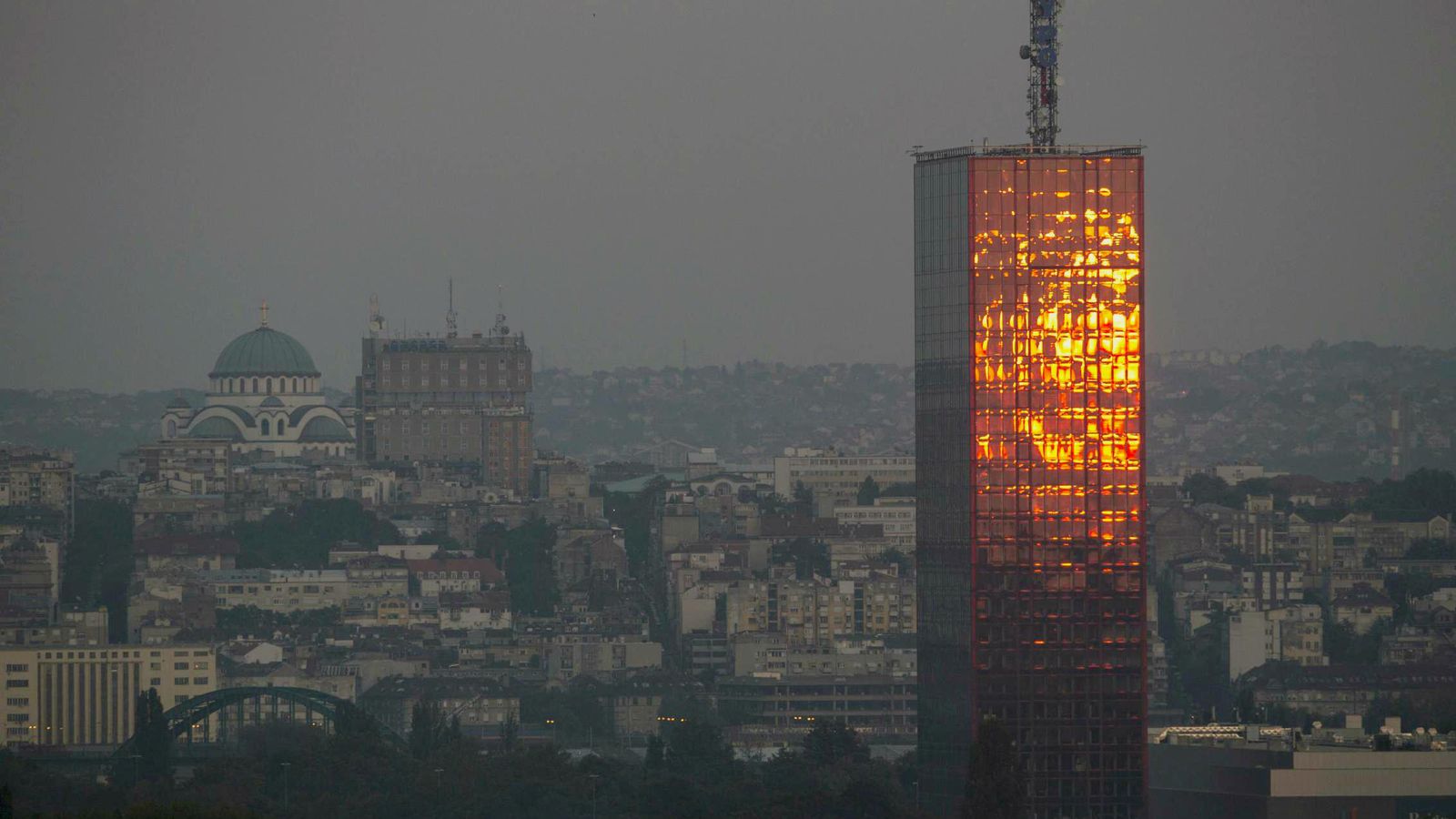 Foto: La puesta de sol se refleja en la Torre Usce de Belgrado, en agosto de 2014 (Reuters)